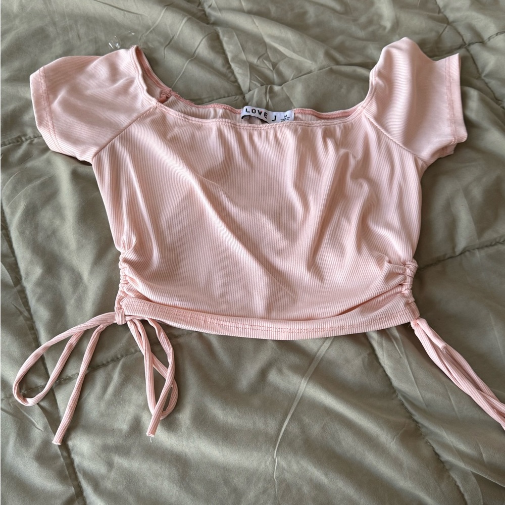Cropped cinched on side short sleeve top